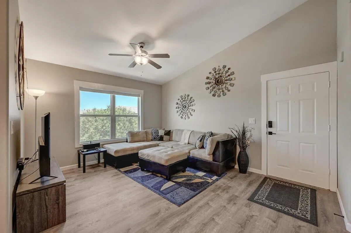Newly Renovated Southwest Condo ile iletişim